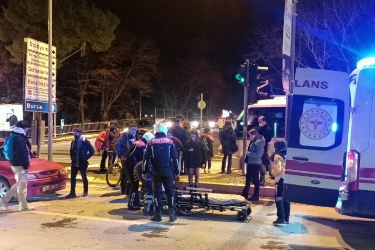 Otomobil 2 gen&ccedil; kıza &ccedil;arptı: 2 yaralı