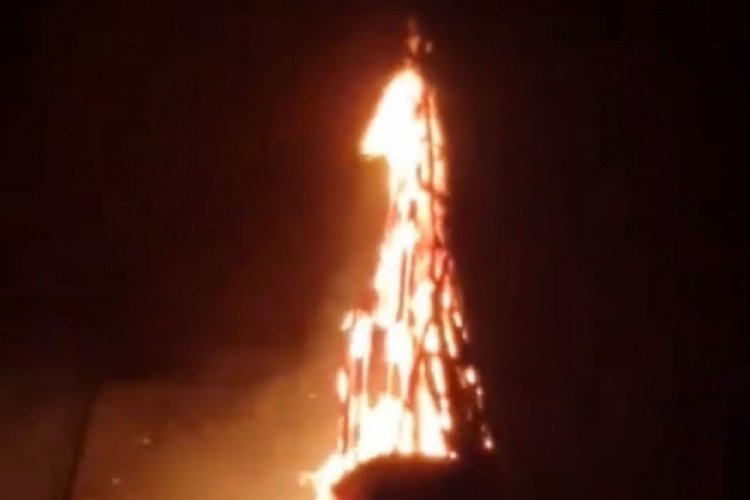 Yıldırım d&uuml;şen caminin minaresi yandı