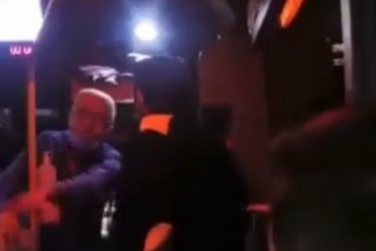 İş kıyafetleriyle toplu taşımaya bindi, şof&ouml;r koltukları kirletir diye oturtmadı