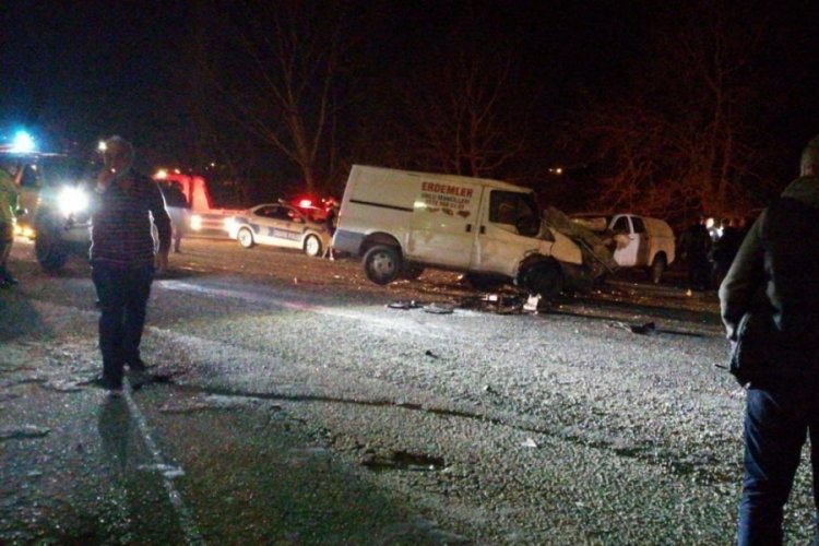 Direksiyon hakimiyetini kaybetti, karşı y&ouml;ndeki ara&ccedil;la &ccedil;arpıştı: 1'i ağır 3 yaralı