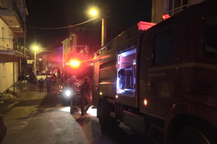 Gece bek&ccedil;ileri hasta vatandaşı yangından kurtardı