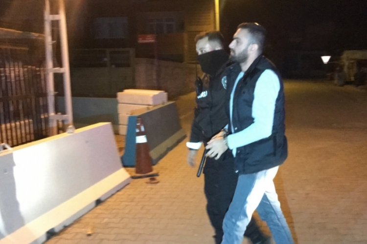 Yaralama su&ccedil;undan aranan kişi merdiven boşluğunda yakalandı