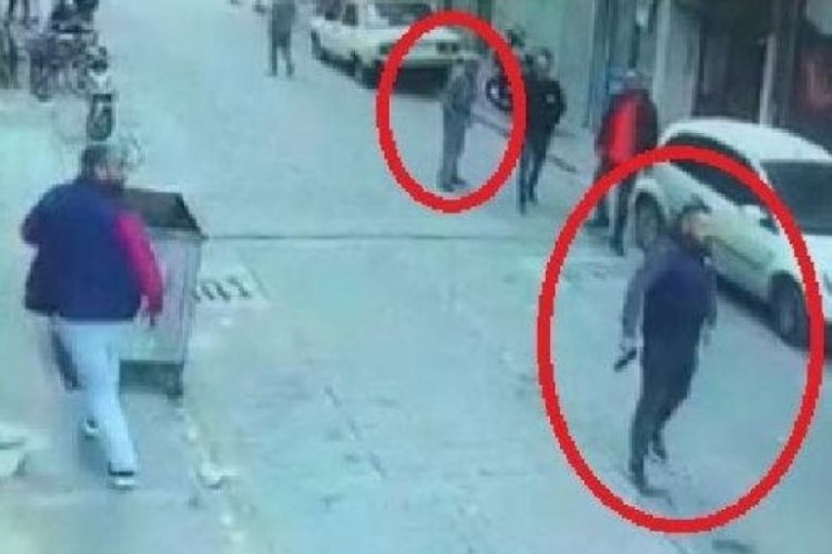 Silahlı kavganın ortasında kaldı!