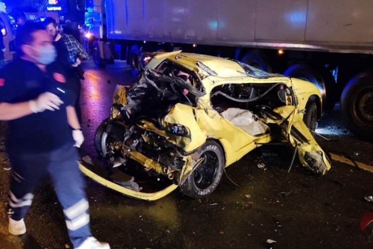 Korkun&ccedil; kazada otomobilden fırladı, iki ara&ccedil; arasında feci şekilde can verdi