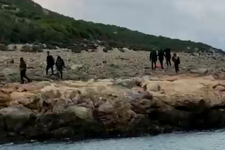 Yunanistan'dan denize atılan 8 d&uuml;zensiz g&ouml;&ccedil;men kurtarıldı