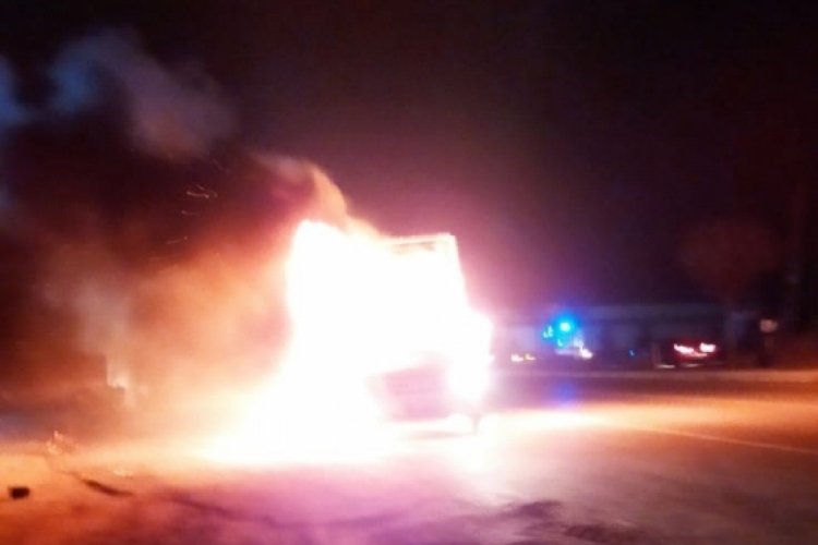 Hurda y&uuml;kl&uuml; kamyonet alev alev yandı