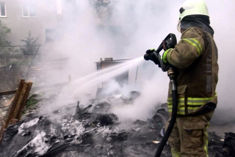 İstanbul Avcılar'da bek&ccedil;i kul&uuml;besi yandı, kimlikleri i&ccedil;in &uuml;z&uuml;ld&uuml;