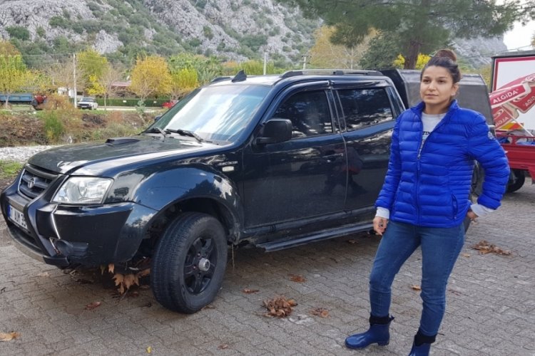 Taşan derede mahsur kalan kadını turistler kurtardı