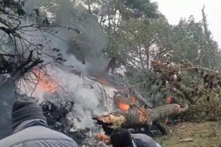 Hindistan Genelkurmay Başkanı'nı taşıyan helikopter d&uuml;şt&uuml;