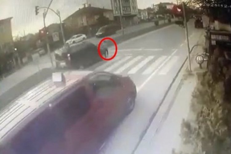 Kırmızı ışıkta ge&ccedil;ti, k&uuml;&ccedil;&uuml;k &ccedil;ocuğa &ccedil;arptı