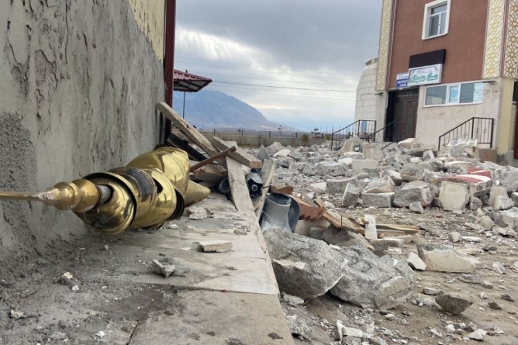 Şiddetli r&uuml;zgar caminin minaresini yıktı