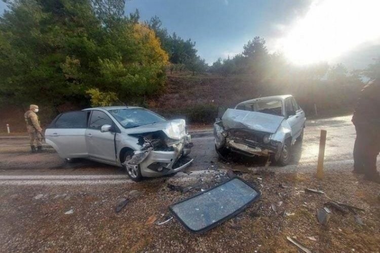 Osmaniye'de otomobiller kafa kafaya &ccedil;arpıştı