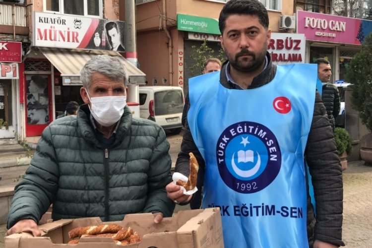 Eğitim &ccedil;alışanlarından Bursa İl Milli Eğitim M&uuml;d&uuml;rl&uuml;ğ&uuml; &ouml;n&uuml;nde basın a&ccedil;ıklaması