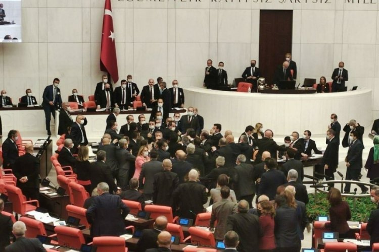 B&uuml;t&ccedil;e g&ouml;r&uuml;şmelerinde CHP Bursa milletvekili Erkan Aydın konuşma yaparken ortalık karıştı