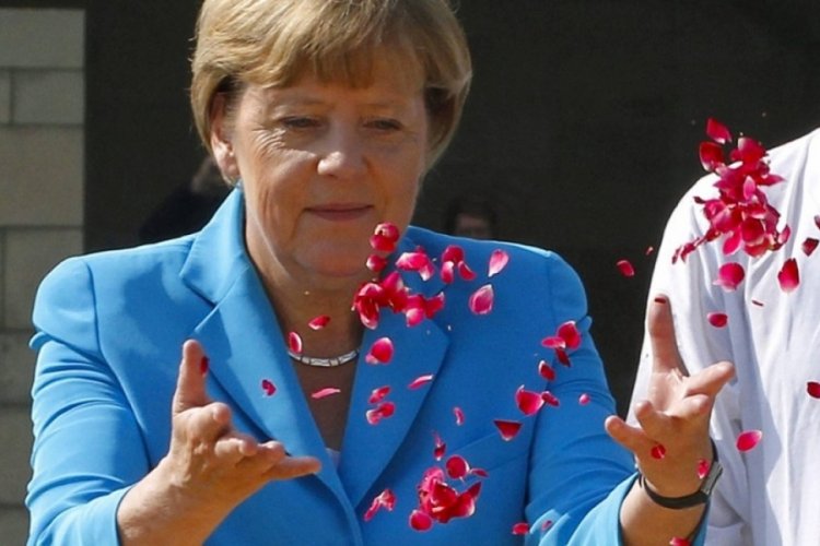 IKEA reklamında Merkel'e g&ouml;nderme: Sonunda evindesin