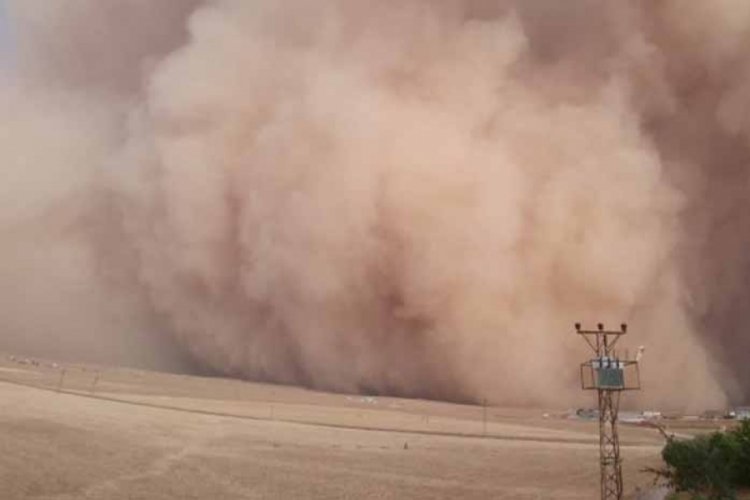 Mardin'de toz fırtınası g&ouml;r&uuml;ş mesafesini d&uuml;ş&uuml;rd&uuml;