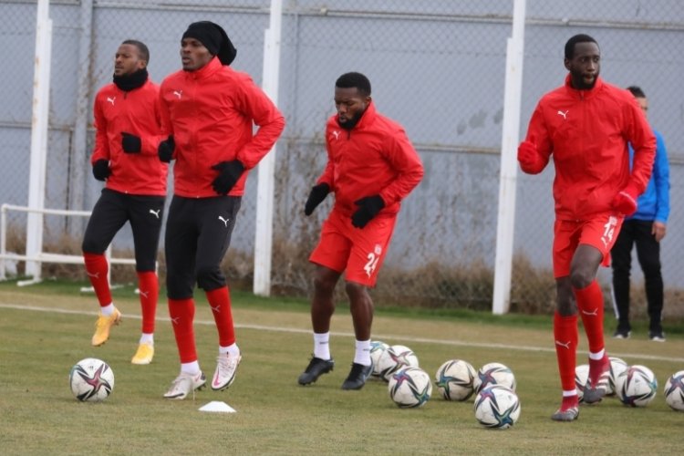 Sivasspor'da Galatasaray mesaisi s&uuml;r&uuml;yor