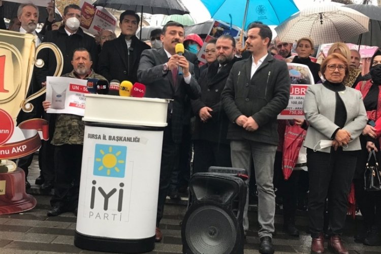 Bursa'da AK Parti'ye 'T&uuml;m zamanların zam şampiyonu' kupası verildi