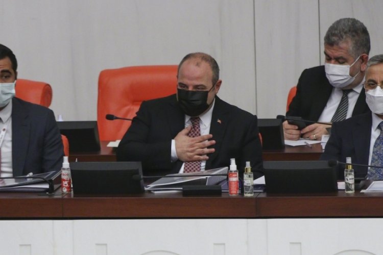 Bakan Varank, eşinin doğum haberini TBMM'de aldı
