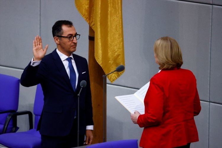 Almanya'nın yeni Tarım Bakanı Cem &Ouml;zdemir'den yemin