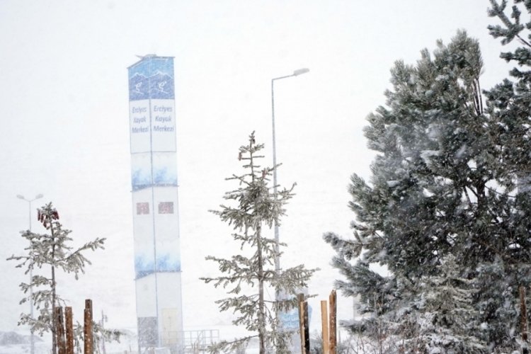 Kayseri Erciyes'te kar kalınlığı 20 santime ulaştı