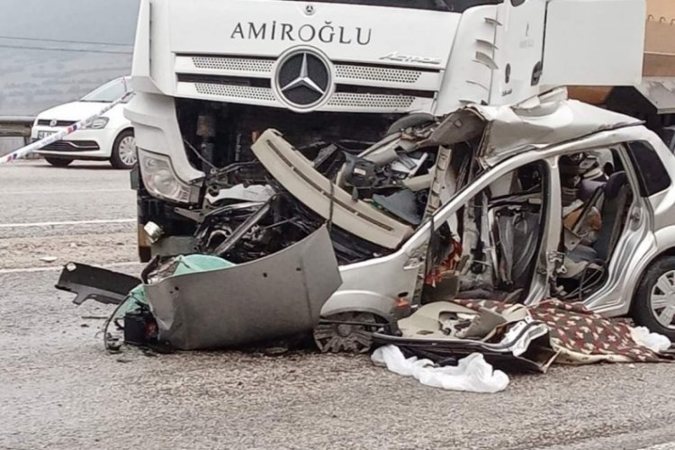 Hafriyat kamyonu altına aldığı otomobili metrelerce s&uuml;r&uuml;kledi; 1 &ouml;l&uuml;