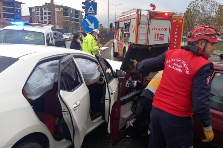 Balıkesir Edremit'te iki otomobil &ccedil;arpıştı: 5 yaralı