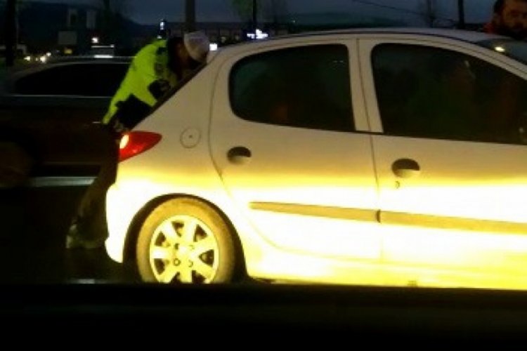 Arızalanan otomobilin yardımına polis ekipleri koştu