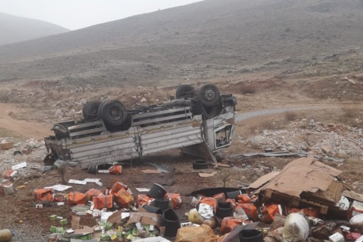 Malatya'da kontrolden &ccedil;ıkan kamyonet takla attı: 1 yaralı