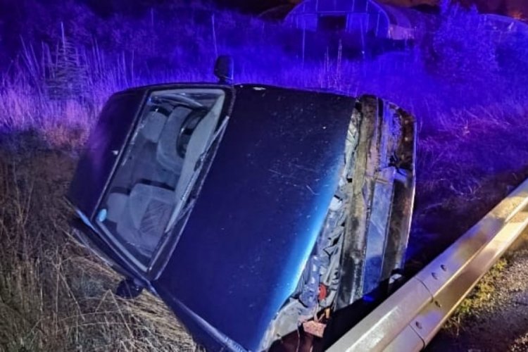 K&uuml;tahya'da otomobil yoldan &ccedil;ıkarak devrildi: 4 yaralı