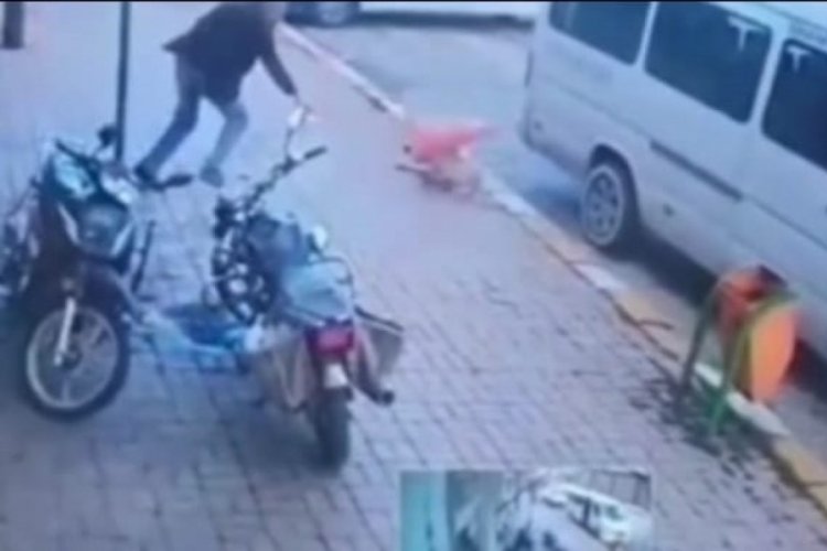 Minib&uuml;s&uuml;n ezdiği k&ouml;peğe trafik dubası ile saldırdı