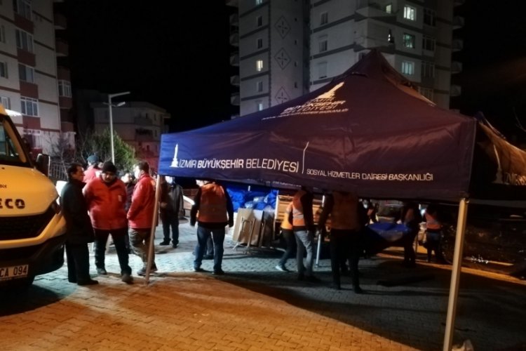 8 bloktan oluşan sitenin istinat duvarı yıkıldı: 88 daire tahliye edildi