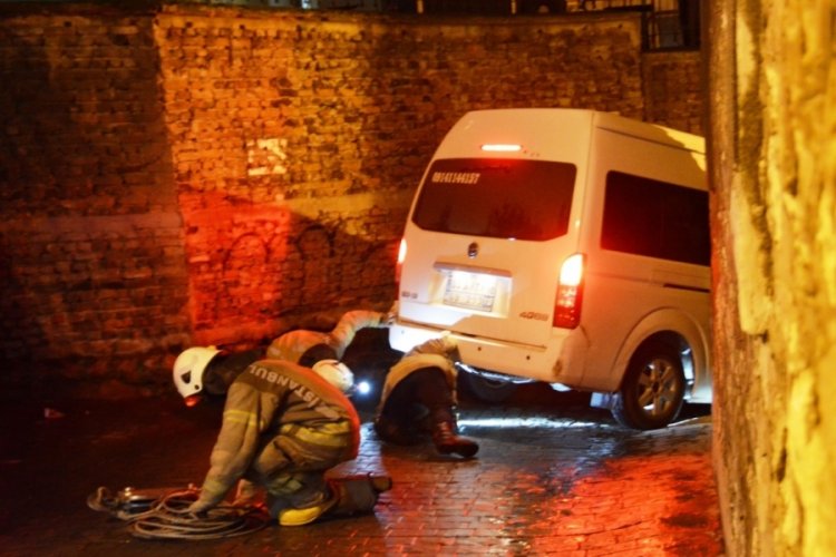 İran'dan İstanbul'a gezmeye gelen turistlerin aracı sokağa sıkıştı