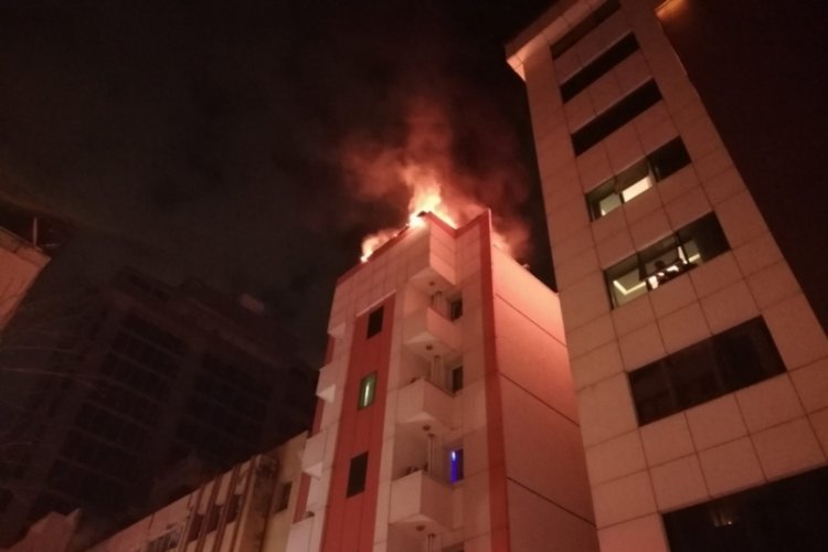 İzmir'de 5 katlı otelde yangın paniği, m&uuml;şteriler tahliye edildi