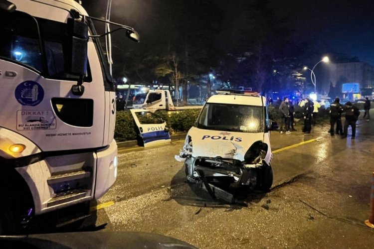 İki polis otosu &ccedil;arpıştı: 2 yaralı