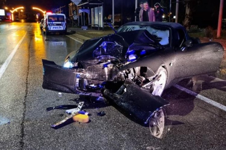 Kaza yapan spor otomobilin s&uuml;r&uuml;c&uuml;s&uuml; aracı bırakıp ka&ccedil;tı