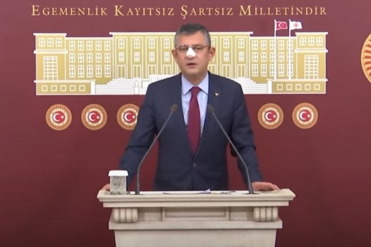 CHP'li &Ouml;zg&uuml;r &Ouml;zel burnundaki bandajı a&ccedil;ıkladı