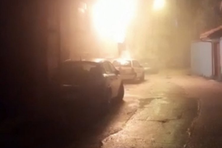 Bursa'da ev alev alev yandı, mahalleli sokağa d&ouml;k&uuml;ld&uuml;