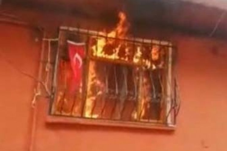 Bursa'da ev yanarken T&uuml;rk bayrağının ise alevlerden etkilenmemesi hayrete d&uuml;ş&uuml;rd&uuml;