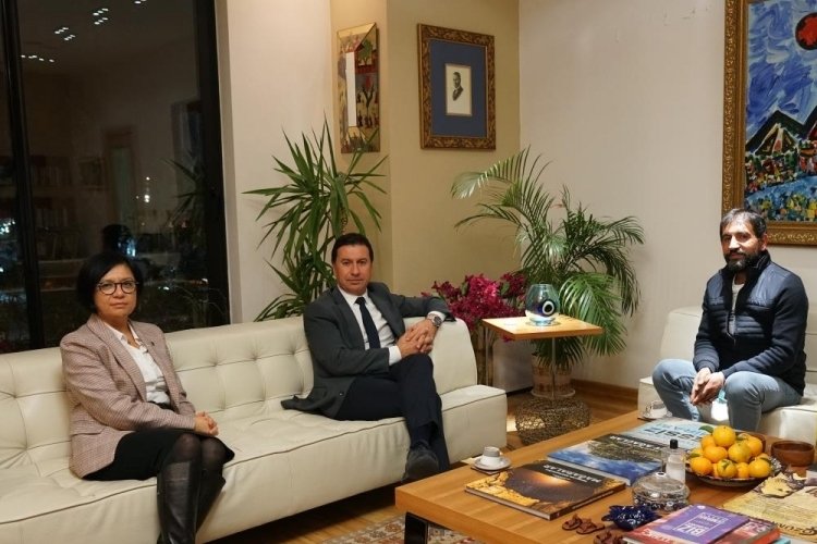 Başkan Aras kıyafetleri kirli diye dolmuştan indirilmeye &ccedil;alışılan yolcuyu misafir etti