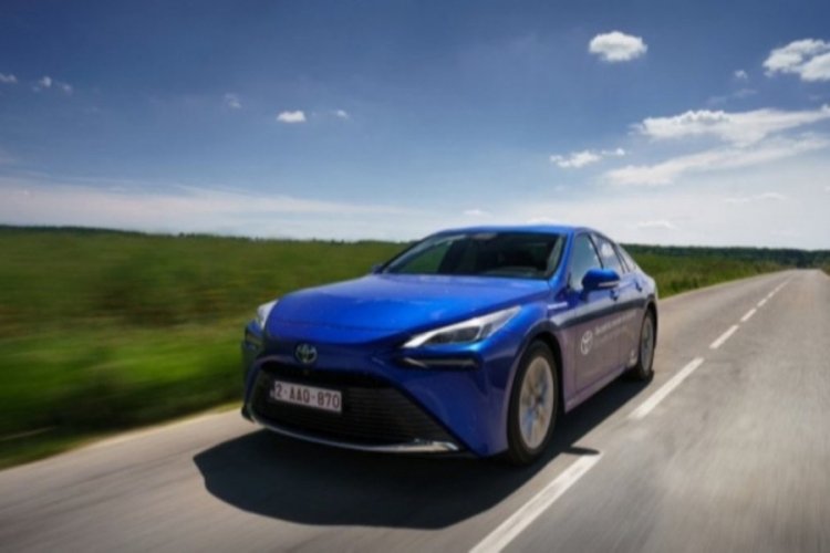 Hidrojenle yakıt h&uuml;creli Toyota Mirai, yollara &ccedil;ıktı