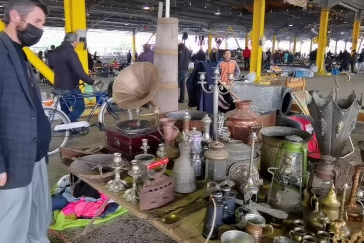 Bursa'da bit pazarında satılan antikalar ilgi g&ouml;r&uuml;yor