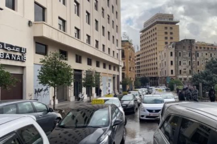 Beyrut'taki taksi şof&ouml;rlerinden başbakanlık binası &ouml;n&uuml;nde eylem