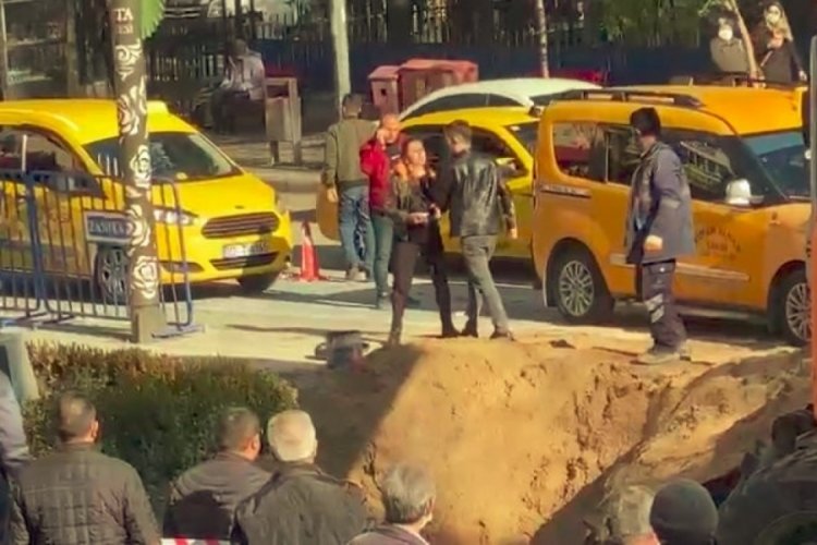 Herkesin i&ccedil;inde tartıştığı kadının boğazını sıktı