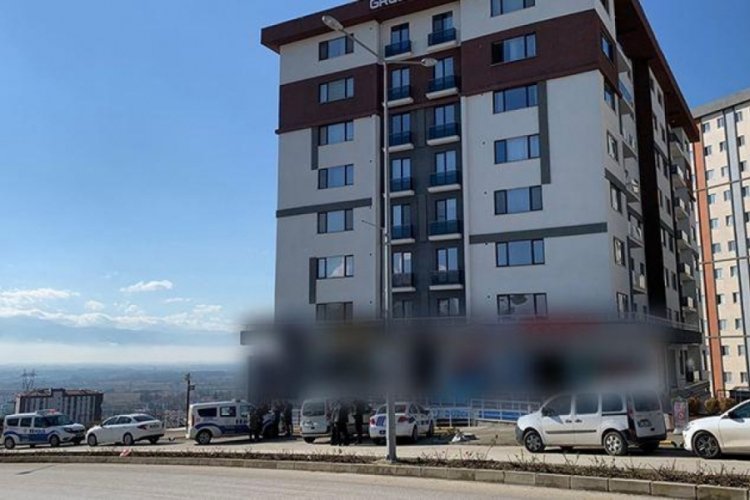 Oğlunu ziyarete giden anne pencereden d&uuml;şerek hayatını kaybetti!