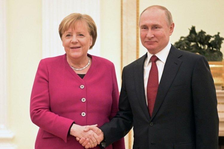 Angela Merkel'i telefonla arayan Putin iş birliği i&ccedil;in teşekk&uuml;r etti