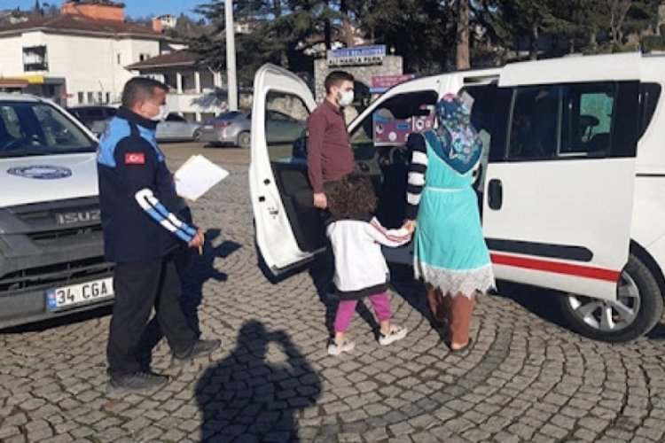 Kovid-19 temaslısı kadın &ccedil;ocuğuyla dilenirken tespit edildi