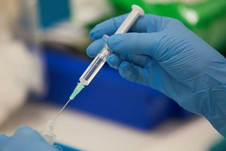 Silikon kol kullandığı ortaya &ccedil;ıkan diş&ccedil;i, bu kez aşı oldu