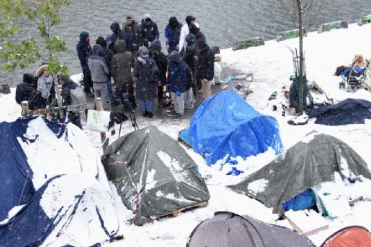 Fransa'nın başkenti Paris'te g&ouml;&ccedil;menlere kılı&ccedil;lı saldırı