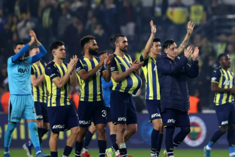Fenerbah&ccedil;e-Frankfurt ma&ccedil;ında 11'ler belli oldu